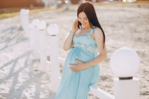 Play with Light to Brighten Beautiful Maternity Photos